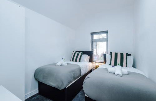 Spacious 4 Bed in Birmingham by 53 Degrees Property, Ideal for Business or Families, Games Room! - Foto 27