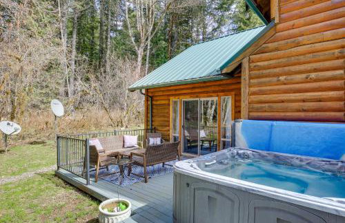 Peaceful Rhododendron Cabin with Fire Pit and Hot Tub! - Foto 24