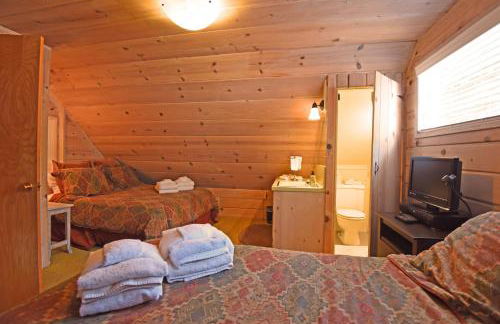 Woodland Chalet - 2 miles from Beach Access - Foto 19