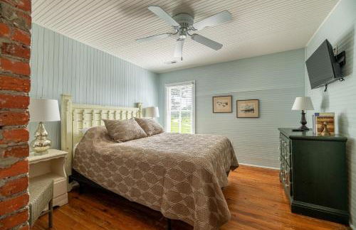 Sawyers Lodge - Historic Soundfront Home, Pool, Hot Tub, Boat Launch, Kayaks, Pets OK, Flex Stays - Foto 52