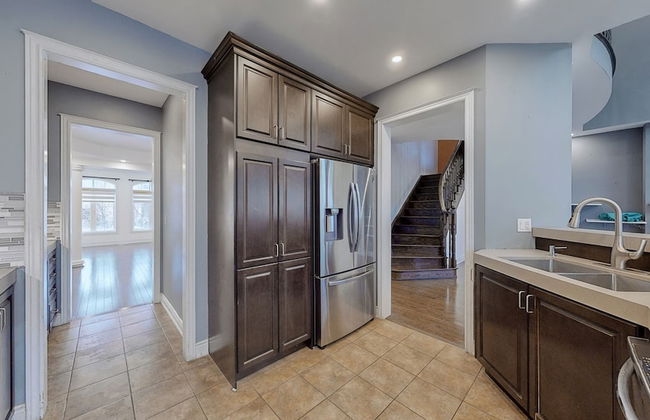 Luxury Retreat Modern Spacious 4 Bedroom Home - Photo 13