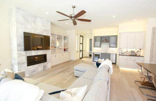 Contemporary, Luxury Retreat on Lake LBJ with Heated Pool - Foto 6