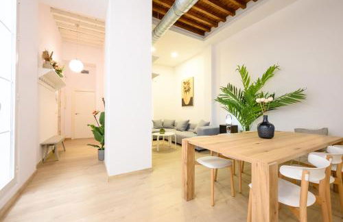 Modern 3 bedroom, city center with patio & high ceilings by 10ToSea - Photo 15