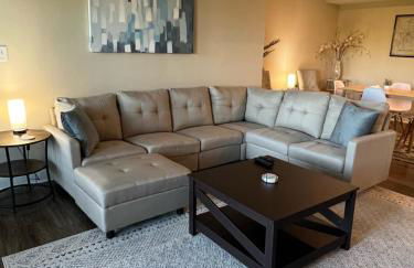 Spacious 2 Bed, 2 Bath Uptown Gem in the Heart of the City-Parking-Wi-Fi-Balcony-Walk to BOA Stadium - Foto 5