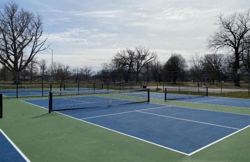 King Bed, Stocked Kitchen, Easy Driveway Parking, 2mi to Downtown & Coliseum - Foto 65