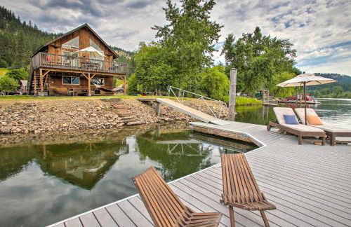 Waterfront Cabin with 2 Boat Docks and Mtn Views! - Foto 1
