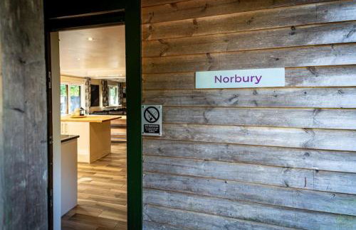 Norbury, woodland lodge with hot tub for 12 - Foto 20
