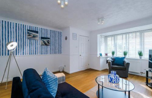 4BR Home for 8, Full Kitchen, Parking, WiFi in Northwich - Photo 31