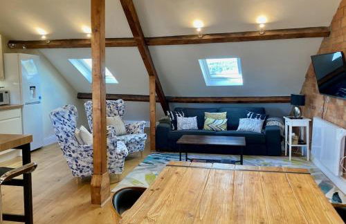 Windows over Stroud - 2BR Penthouse in Historic Building - Foto 11