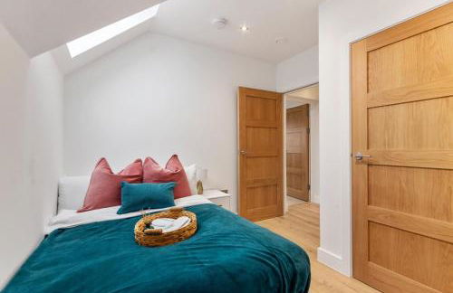 Luxury 2-Bedroom Apartment, Leatherhead, Sleeps 4 - Photo 6