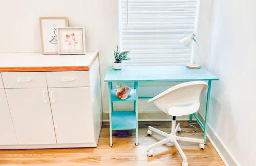 Modern retreat w/ stunning views & hot tub - Photo 5