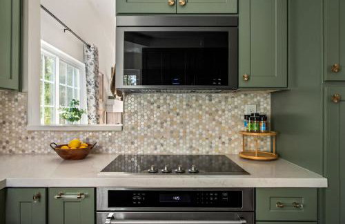Carmel Valley 2BR with Amenities - Photo 9