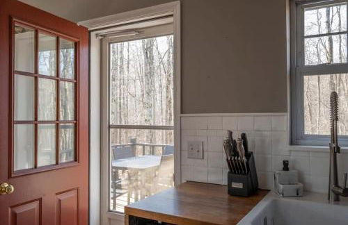 Chic Cabin with Hot Tub and Fire Pit - Foto 32