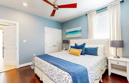Water-View Condo with Balcony, Smart TVs, Washer/Dryer and Pool - Foto 22