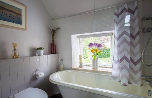 Climbing Rose Cottage - Dog Friendly - Peaceful Cotswold Cottage - Photo 28