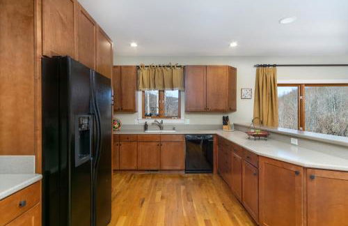 Fireside Retreat Hot Tub, Game Area, Fire Pit & Mountaintop Views! - Foto 4