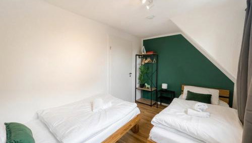 Großes Apartmenthaus,Ferienwohnung Mut mit 90 qm2, großer Aufenthaltsbereich für Firmen, Gruppen, Familien, Nahe Ulm, 3 Schlafzimmer, WLAN,Hotel-TV,Einzelbetten,Garten,ruhige Lage,Bettwäsche,Handtücher inklusive,Self Check-in,Nahe BWK,Uni,Legoland - Foto 3