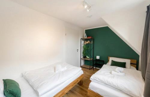 Großes Apartmenthaus,Ferienwohnung Mut mit 90 qm2, großer Aufenthaltsbereich für Firmen, Gruppen, Familien, Nahe Ulm, 3 Schlafzimmer, WLAN,Hotel-TV,Einzelbetten,Garten,ruhige Lage,Bettwäsche,Handtücher inklusive,Self Check-in,Nahe BWK,Uni,Legoland - Foto 3