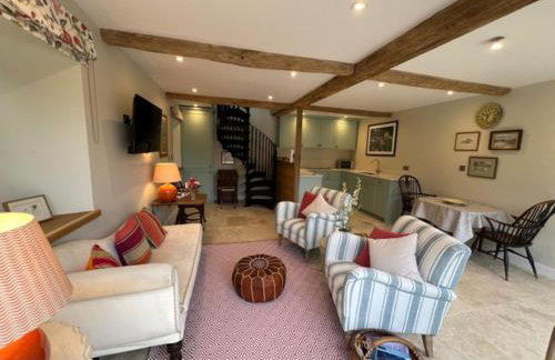 Idyllic secluded hideaway with countryside views on the edge of the Cotswolds - Photo 2