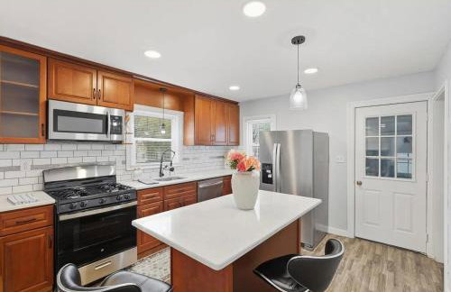 The Sunset Getaway, Modern 3BR w Deck Minutes from I-65, Fenced Yard - Foto 4