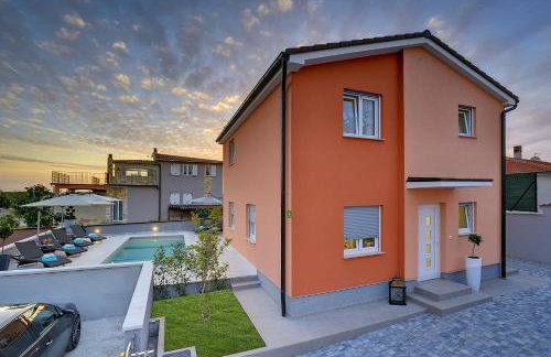 Top Villa mit privatem Pool, WLAN, Sonnenliegen, Terrasse und eigenem Grillbereich - Foto 1