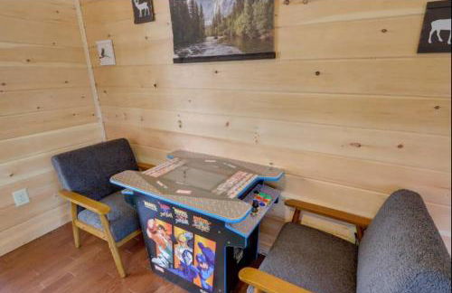 New Serene, Fun & Comfy Cabin- Covered Deck, Grill, Arcade - Foto 10
