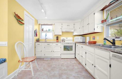 Cozy cottage w creekside fire pit & patio - Foto 4