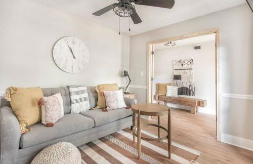 Stylish & Spacious Home Near ATL - Foto 37