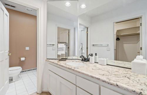 Stunning Waterfront Mansion with Pool and Hottub - Foto 20