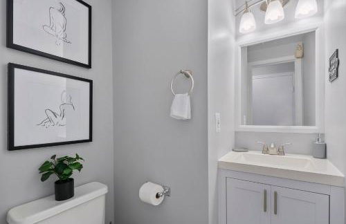 NEW! Large 3-story townhome Private, Self checkin, Pet Friendly! - Foto 30