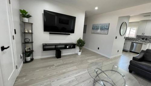 Cheerful house with EV, Parking & backyard - Foto 2