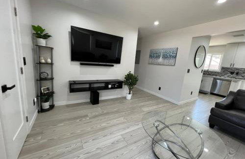 Cheerful house with EV, Parking & backyard - Foto 2