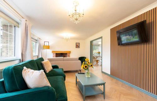 Hot Tub Free Parking 5 Bedroom Large Space - Photo 4