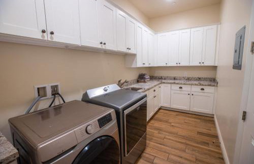 3400 SqFt House W/40Ft Heated Pool/Spa- Strip View - Photo 36