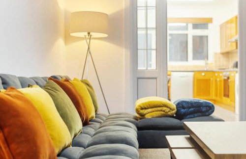 Central LDN 3-Bed Sleeps 8, Garden & Parking - Photo 8