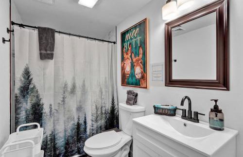 Chalet with Hot Tub, Game, Movie Room, Lake and Pool Access - Foto 26