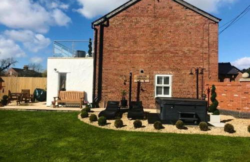 Stunning views, Hot tub, 5 mins to Chester - Photo 58