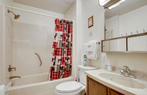 Lakeside Northwoods Retreat Dock, Deck, Fire Pit! - Foto 15