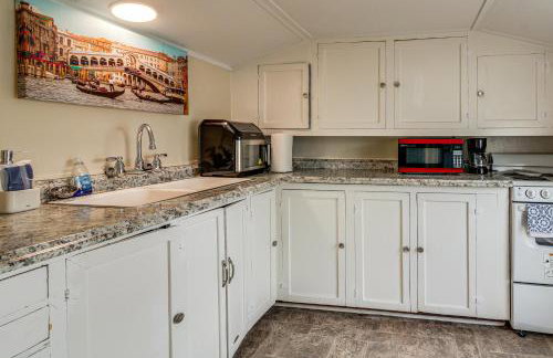 Walk to Mingus Park Quaint Escape with Private Yard - Foto 8