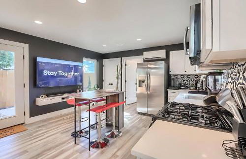 Stylish 3BR East Side Retreat w Patio & BBQ - Foto 6