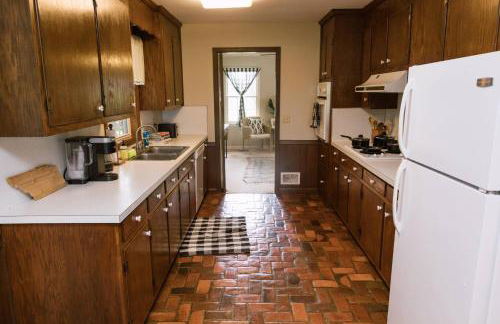 ~ The Cozy Farmhouse ~ | Sleeps 10+ | Farm Views - Foto 7