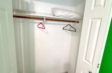 Stylish 2BR Condo Near Beach, Large Pool & Patio, Pet Friendly - Foto 35