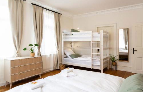 Charaktervolle 122qm Altbau-Ferienwohnung mit Stuck, viel Platz für Familien & Gruppen bis zu 8 Personen, Parkplatz inklusive - Photo 9