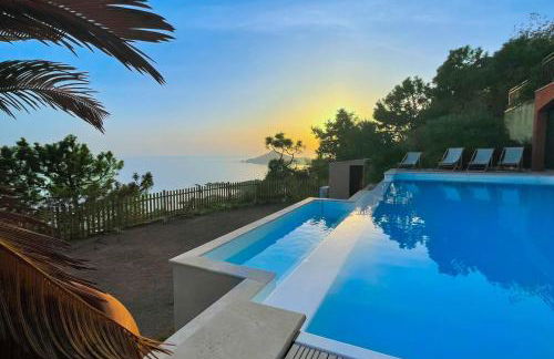Sea-view villa for 11 guests with a heated infinity pool - Foto 23