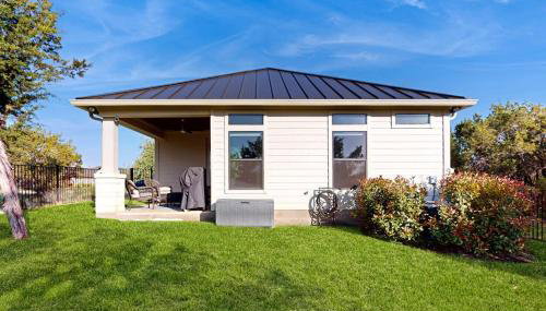 Stunning Lake House with Spacious Bedrooms - Minutes to Local Attractions - Photo 3, Garden view