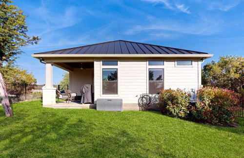 Stunning Lake House with Spacious Bedrooms - Minutes to Local Attractions - Photo 3