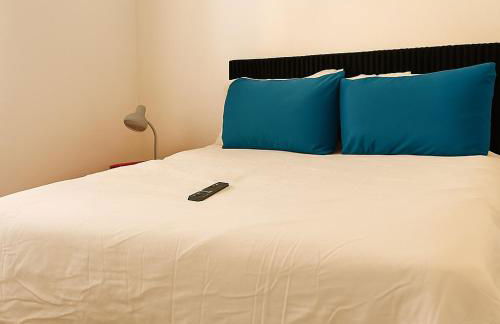 2 Bedroom Villa, Dog Park, Lake, WiFi, Laundry , Pool - Photo 5