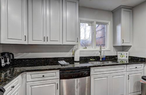 Lakefront Stillwaters Villa with Deck and Private Dock - Foto 16