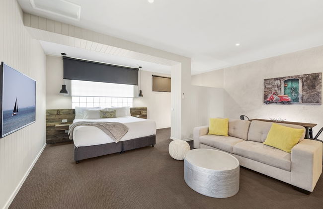 Moonlight Bay Apartments - Photo 4