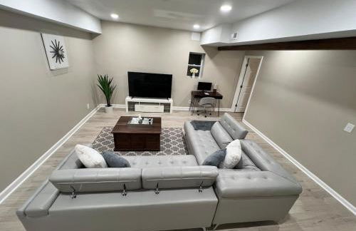 Modern Basement Retreat 2BR King suite - Foto 1